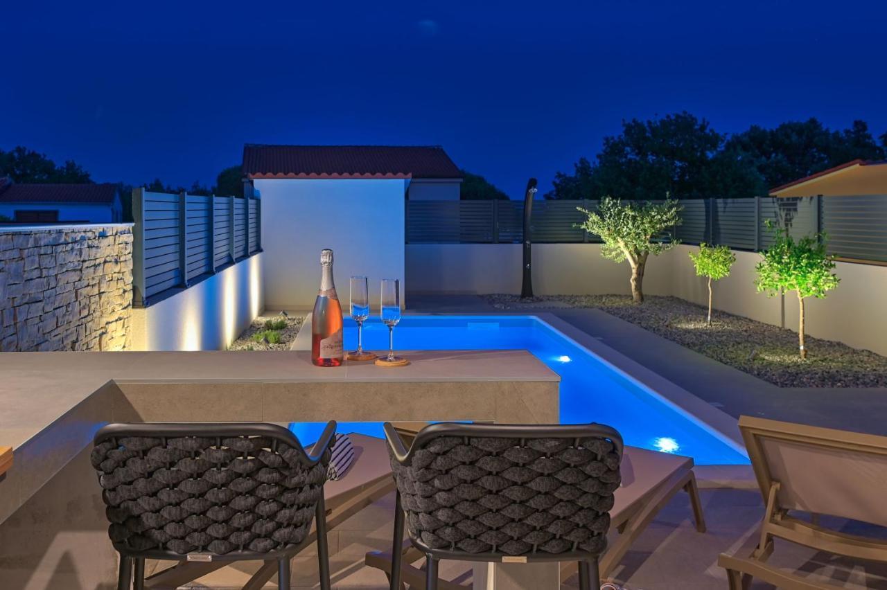 Apartment Zala With Private Pool ลิทซ์ยัน ภายนอก รูปภาพ